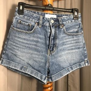 Medium washed PacSun mom short